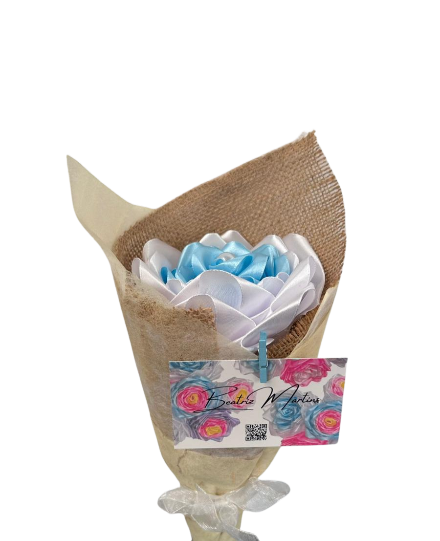 Detalhe elegante de pétalas de cetim trabalhadas manualmente